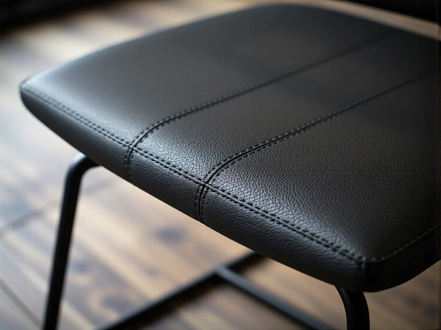 Elegancki hoker barowy z drewnianym oparciem. Wytrzymałe i wygodne krzesło barowe do lokalu gastronomicznego.