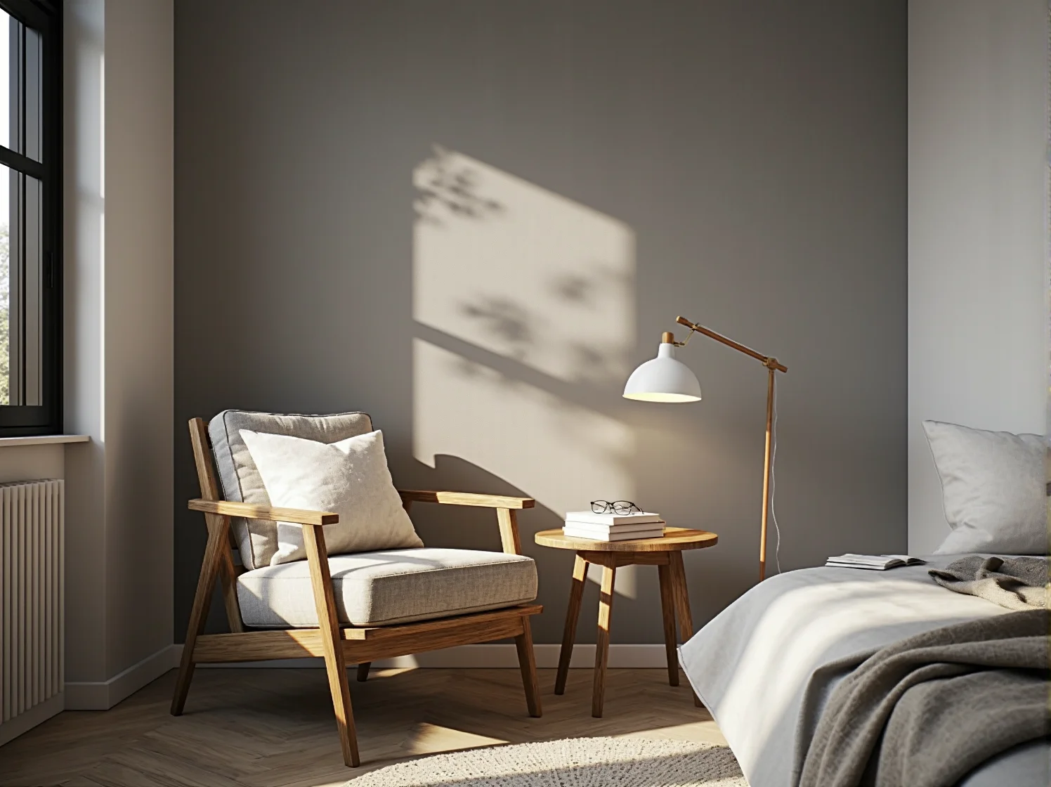 Nowoczesna lampa podłogowa w stylu skandynawskim obok szarego fotela w jasnym salonie