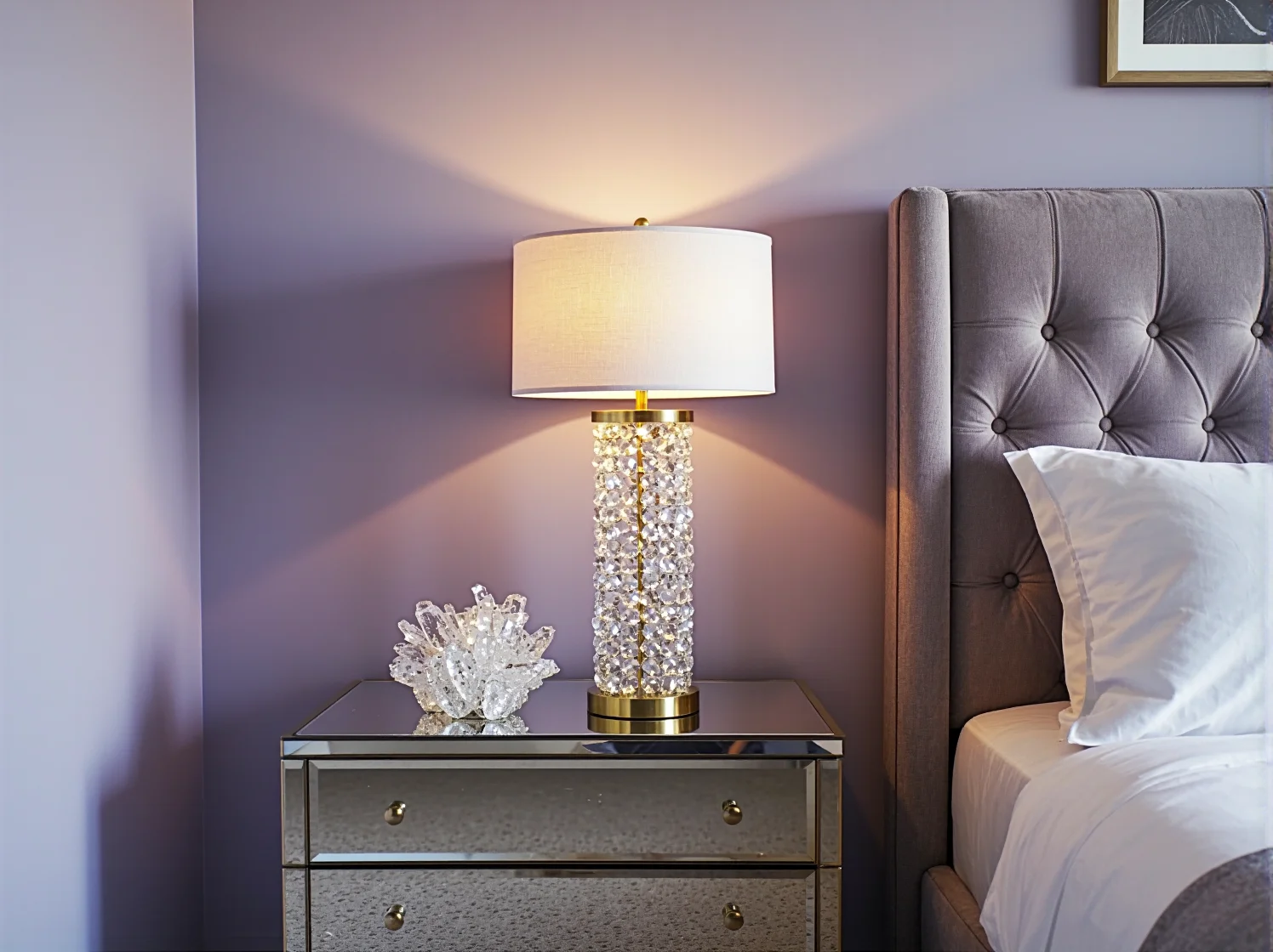 Detale wnętrza luksusowego: kryształowe wazony i dekoracje na komodzie