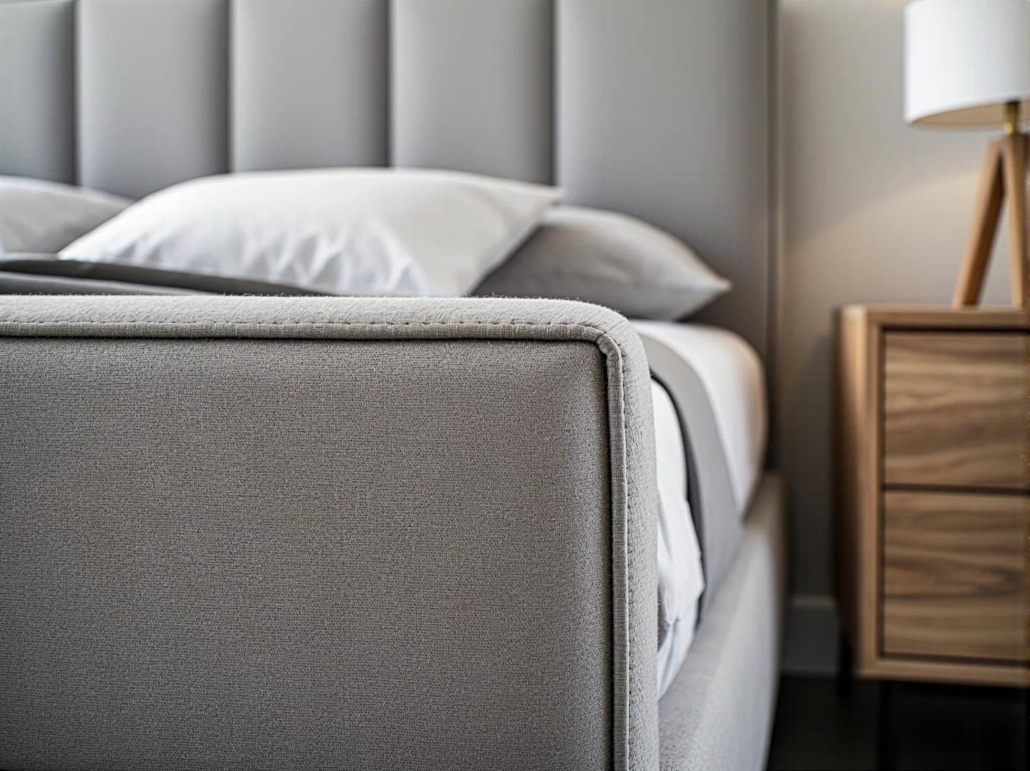 Nowoczesna aranżacja sypialni z stylowym łóżkiem kontynentalnym.