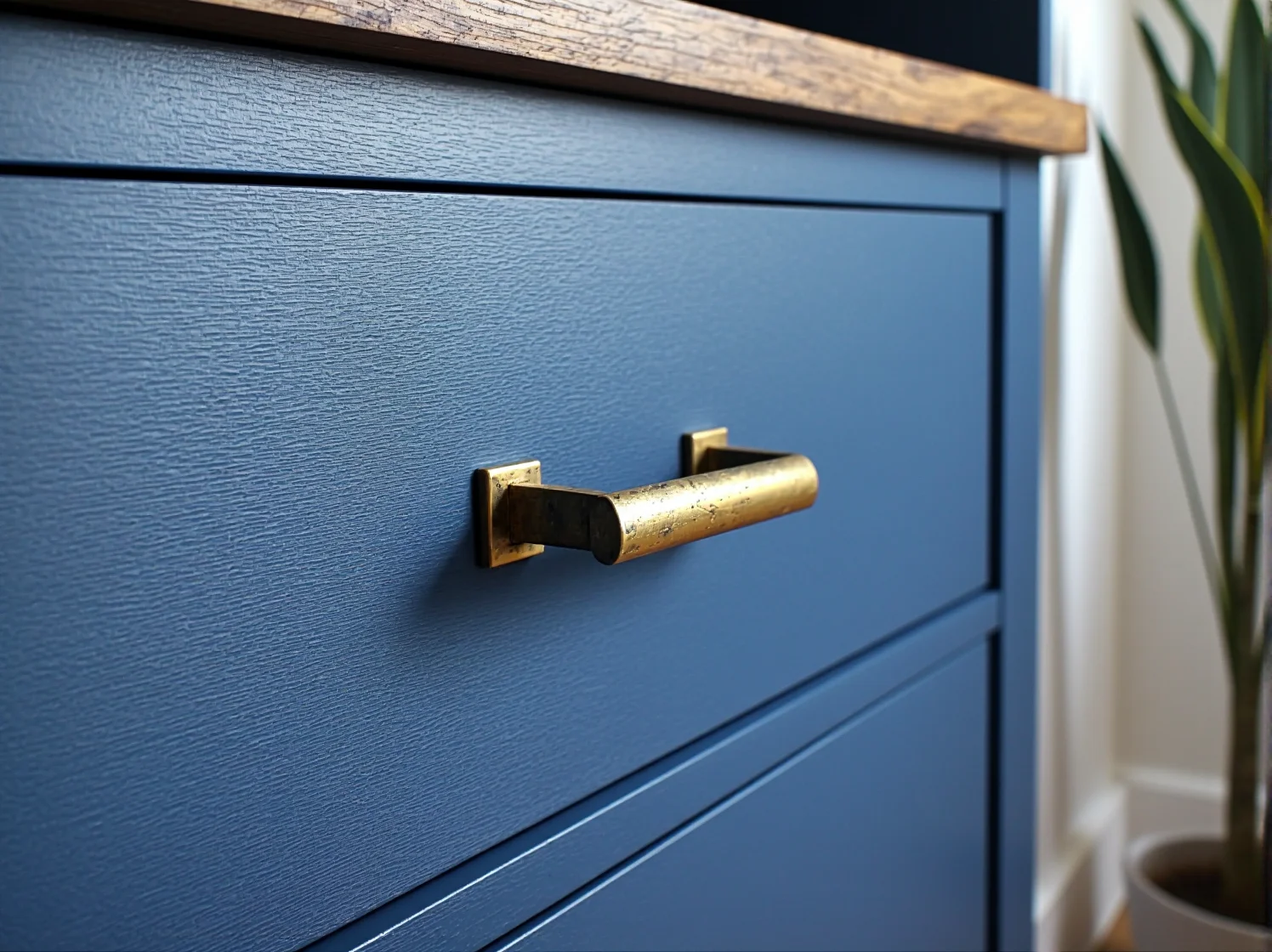 Odnowiony drewniany stół o lśniącej powierzchni po lakierowaniu