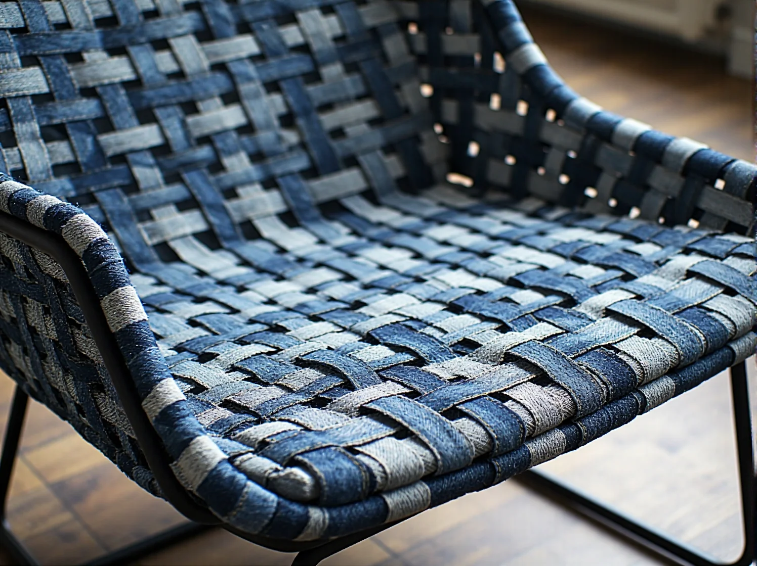 Wygodna sofa tapicerowana trwałą tkaniną rPET z butelek w jasnym, ekologicznym wnętrzu.