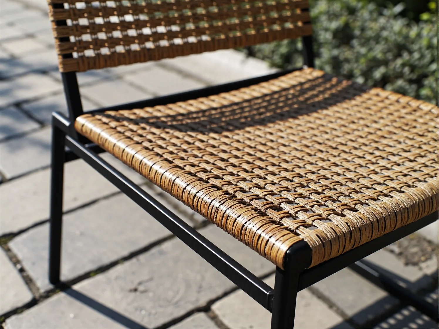 Wytrzymałe meble ogrodowe do restauracji wykonane z materiałów odpornych na warunki atmosferyczne.